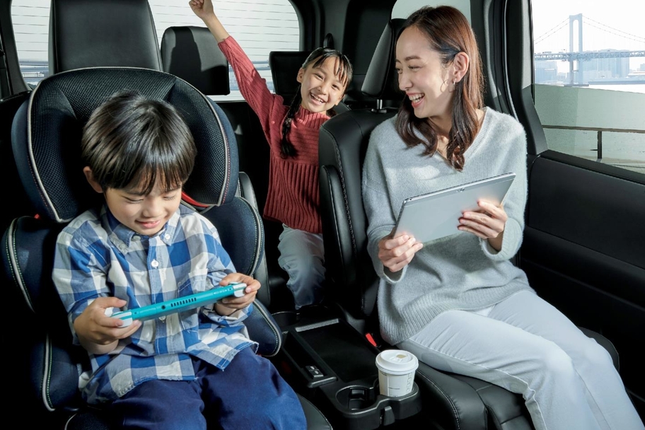 【モデル入り素材】車内 Wi-Fi