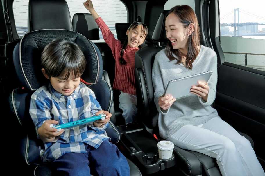 【モデル入り素材】車内 Wi-Fi