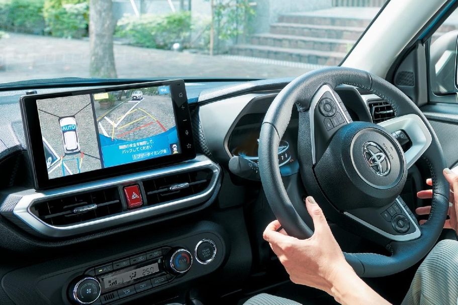 【モデル入り素材】スマートパノラマパーキングアシスト（駐車支援システム）イメージ　Z（ガソリン・2WD）