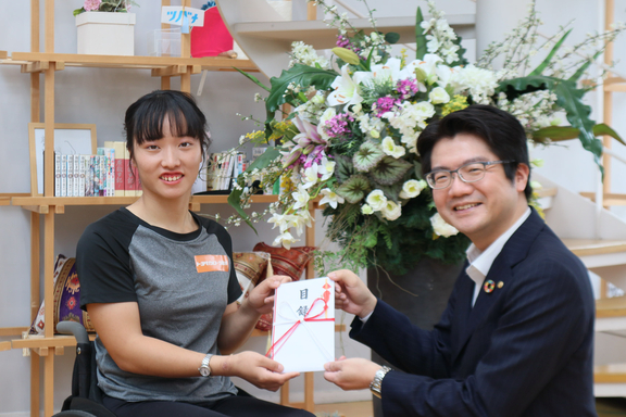 パリパラ募金小野寺萌恵さん贈呈式