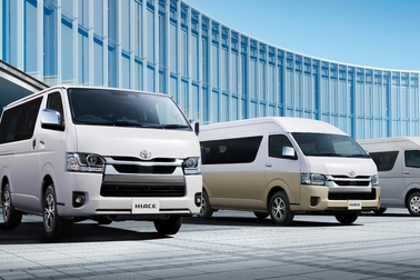 （左）：VAN・2WD・2800ディーゼル・標準ボディ・スーパーGL