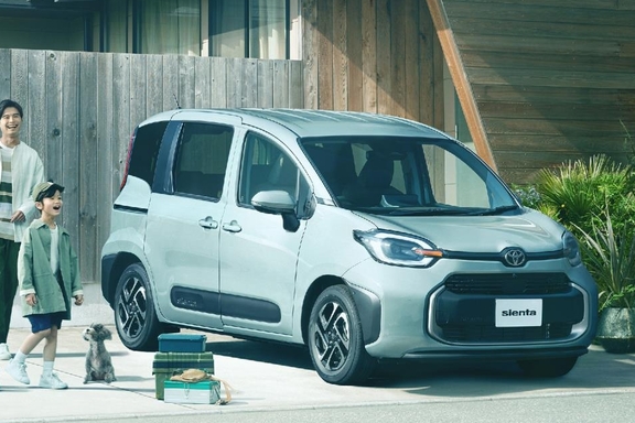 【モデル入り素材】Z（ハイブリッド・2WD・7人乗り）