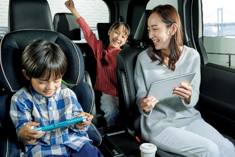 【モデル入り素材】車内Wi-Fi　イメージ