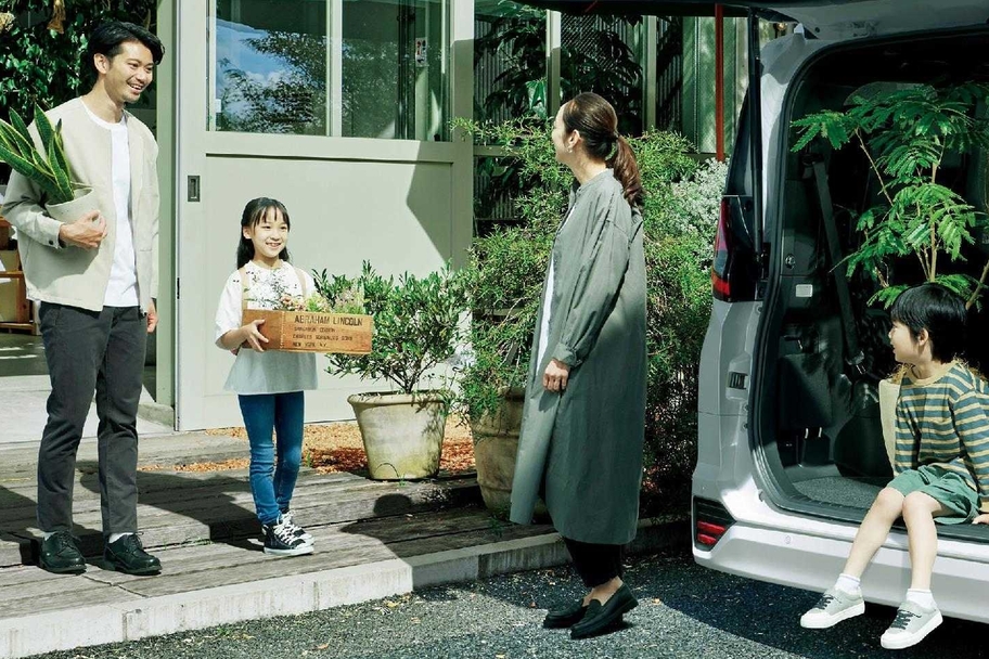 【モデル入り素材】S-Z（ハイブリッド・2WD・7人乗り）