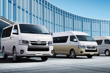 （左）：VAN・2WD・2800ディーゼル・標準ボディ・スーパーGL